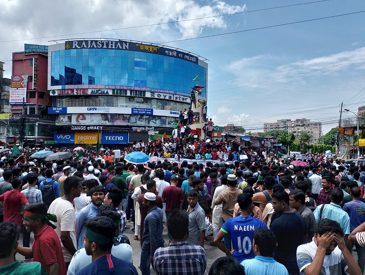 চট্টগ্রামের নিউমার্কেট মোড়ে বৈষম্যবিরোধী ছাত্র আন্দোলনের অবস্থান কর্মসূটি। আজ বেলা ১২টায়